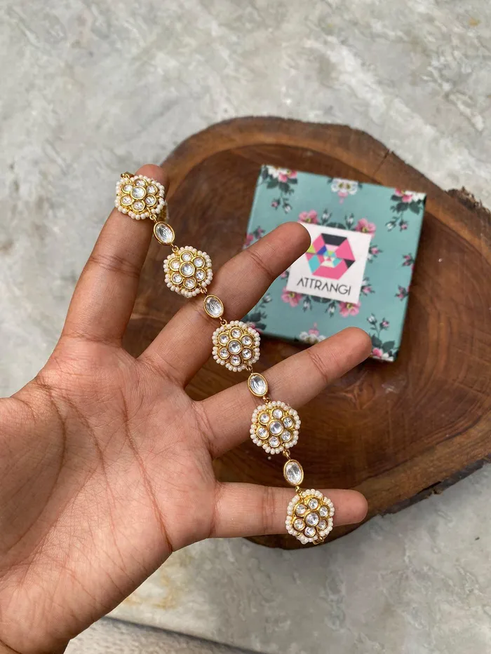 Attrangi Phool si Ek ladki sheeshband Earrings