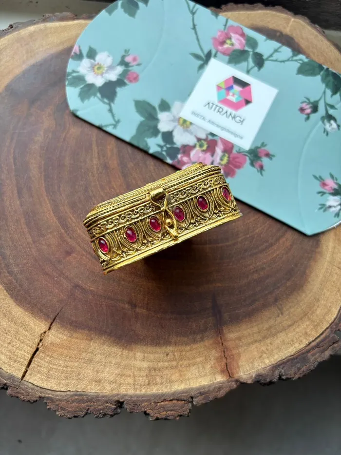 Holdali Offbeat Ginni Kumkum Gift Box Attrangi Necklaces Holdali Offbeat Ginni Kumkum Gift Box Attrangi Necklaces