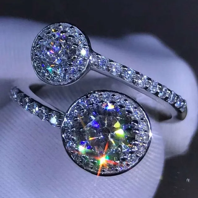 Leyloon Jewelry Rings 15 Carat Round Cut Moissanite Ring Bypass Twotone VVS KM Colorless Leyloon Jewelry Rings 15 Carat Round Cut Moissanite Ring Bypass Twotone VVS KM Colorless