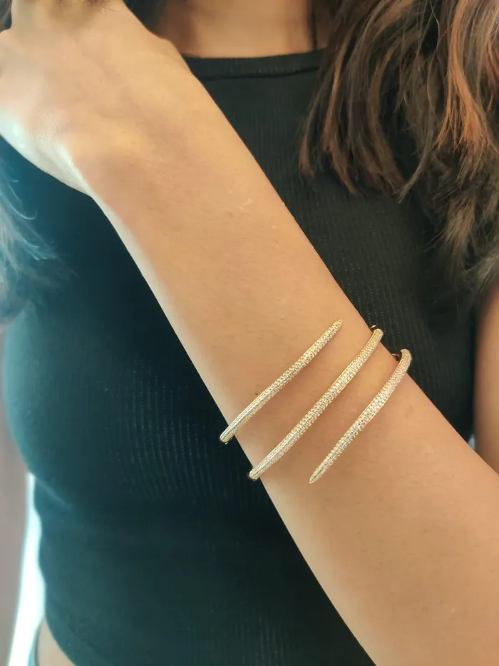 Overall Twisted Diamond kada Attrangi Earrings