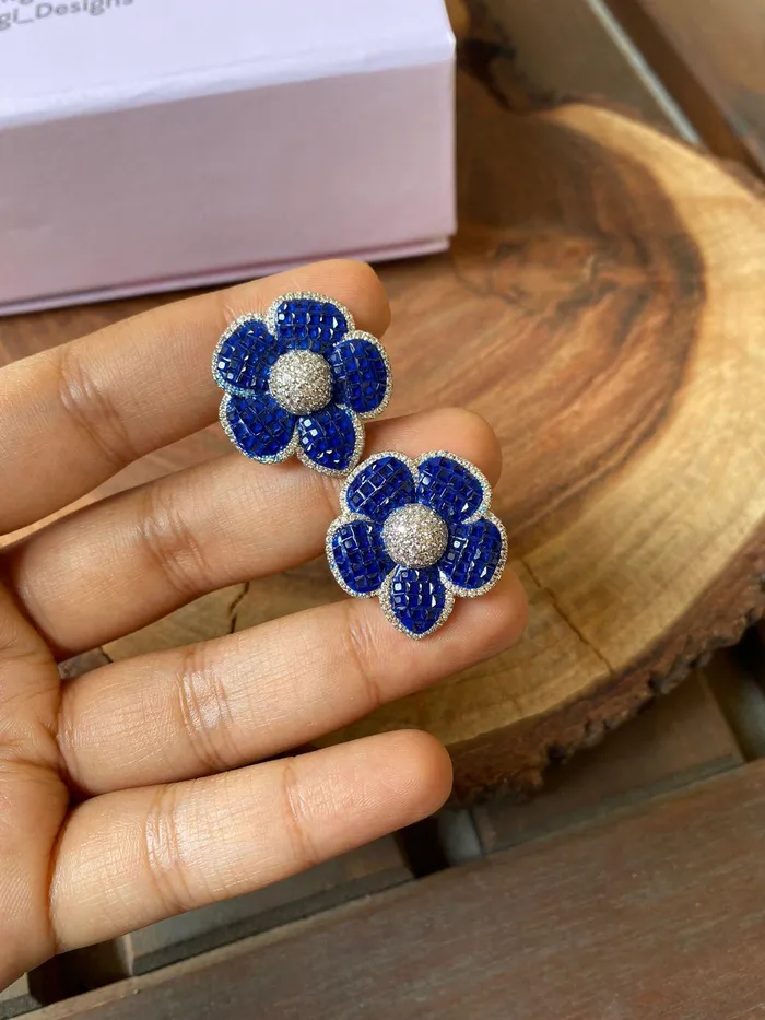 Rings attrangi Diana Outline Floral Diamond Studs Illusion Setting