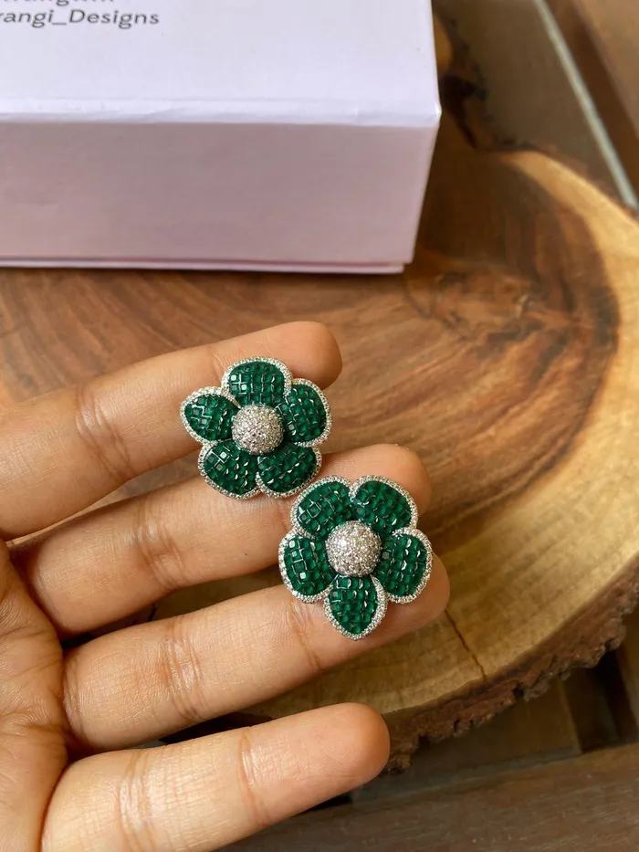 Rings attrangi Diana Outline Floral Diamond Studs Illusion Setting