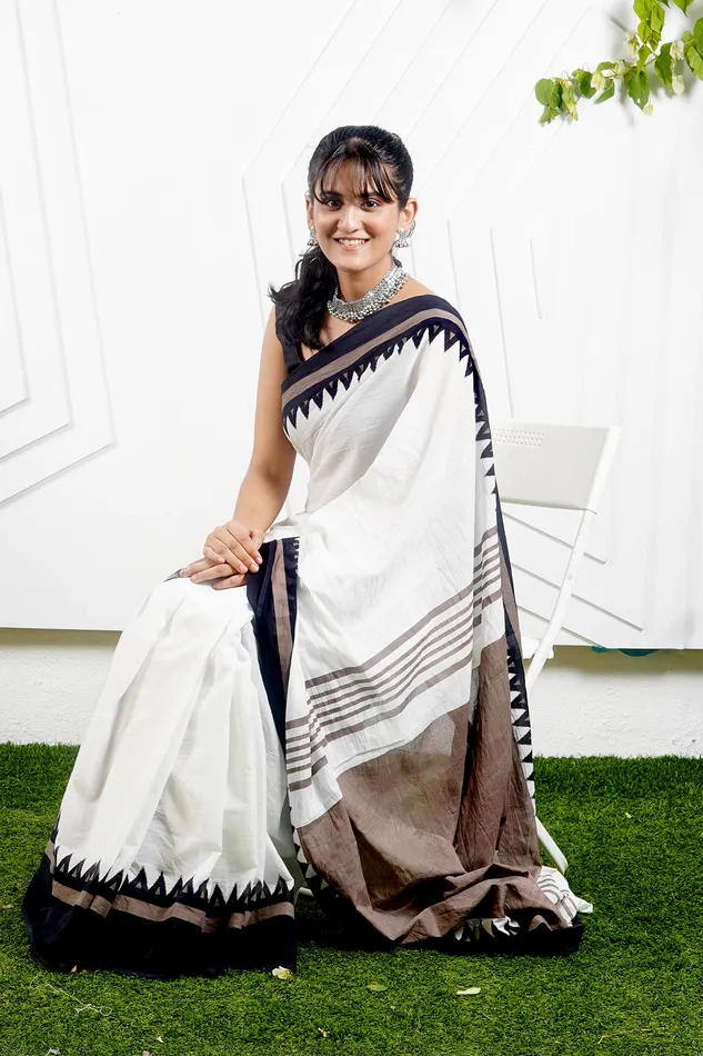Rings Teejh Teejh Moonlight White Brown Print Mulmul Cotton Saree