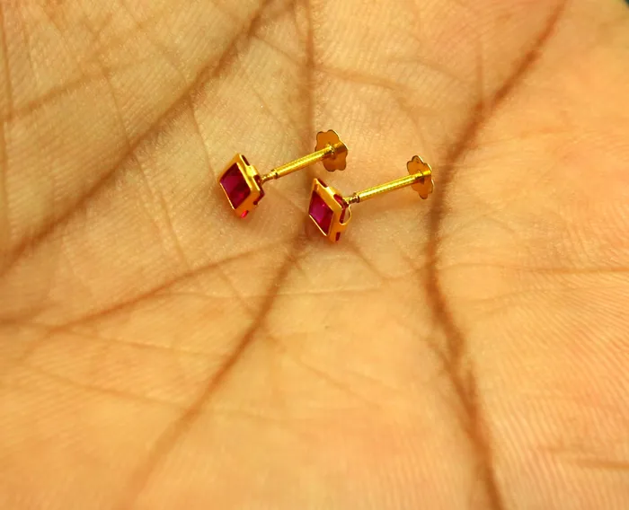 Earrings TRIBAL ORNAMENTS 3MM354mm single red stone 18kt yellow gold handmade square shape fabulous screw back stud earring or nose in unisex jewelry er122
