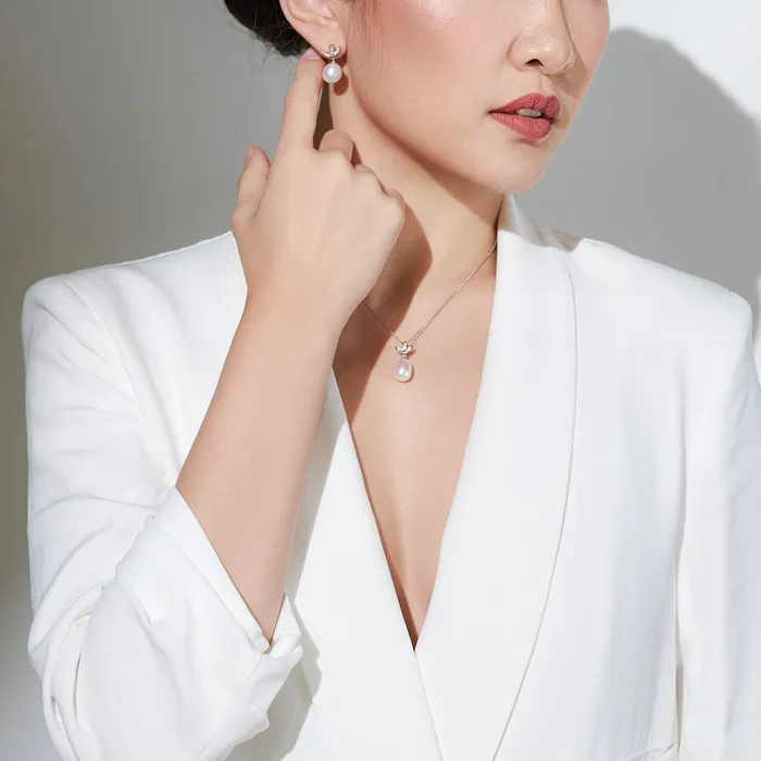 Necklaces Pearly Lustre Elegant Freshwater Pearl Necklace WN00089