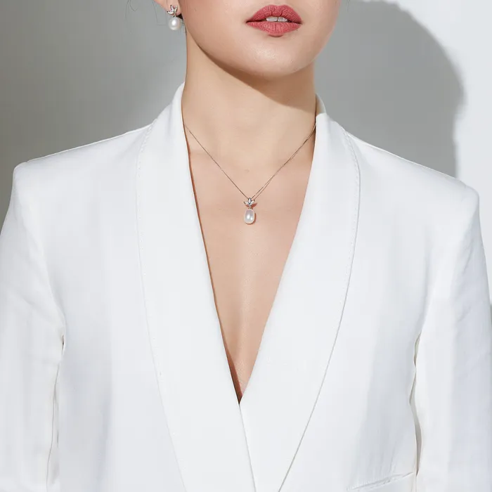 Necklaces Pearly Lustre Elegant Freshwater Pearl Necklace WN00089