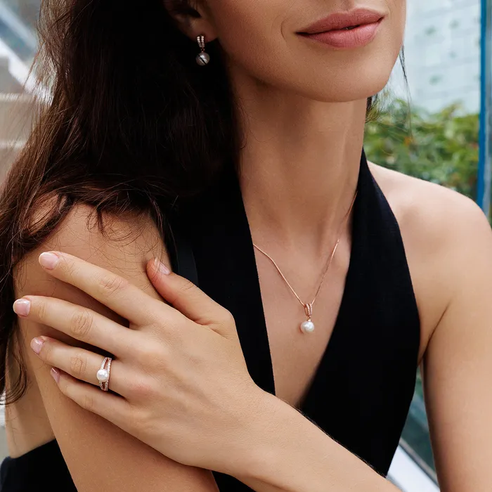 Necklaces Pearly Lustre Elegant Freshwater Pearl Necklace WN00369